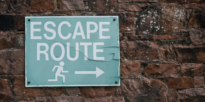 Bild von Schild. Beschriftung Escape Route