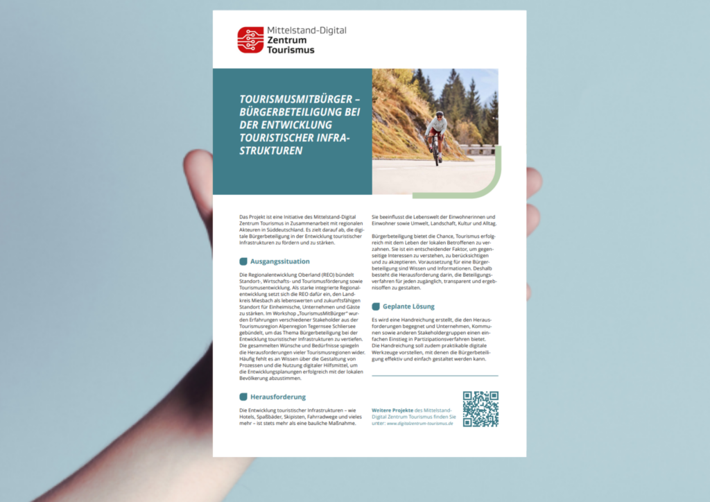 Hand hält One-Pager zur Bürgerbeteiligung