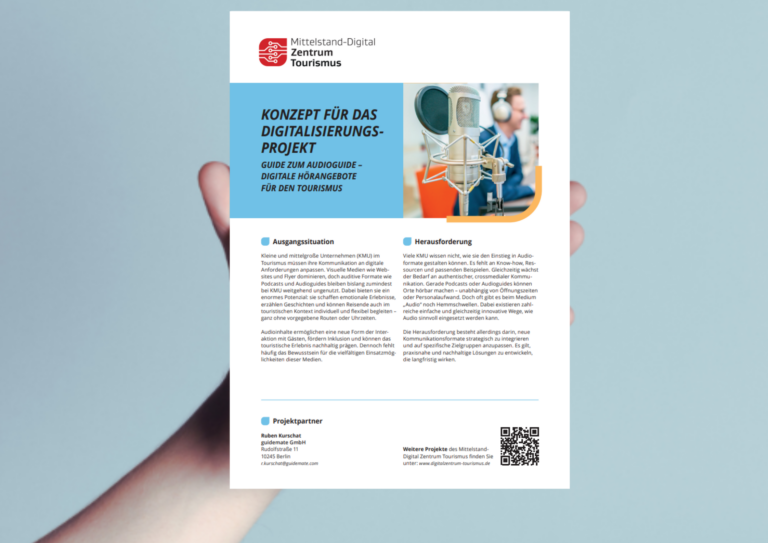 Hand mit Dokument Onepager