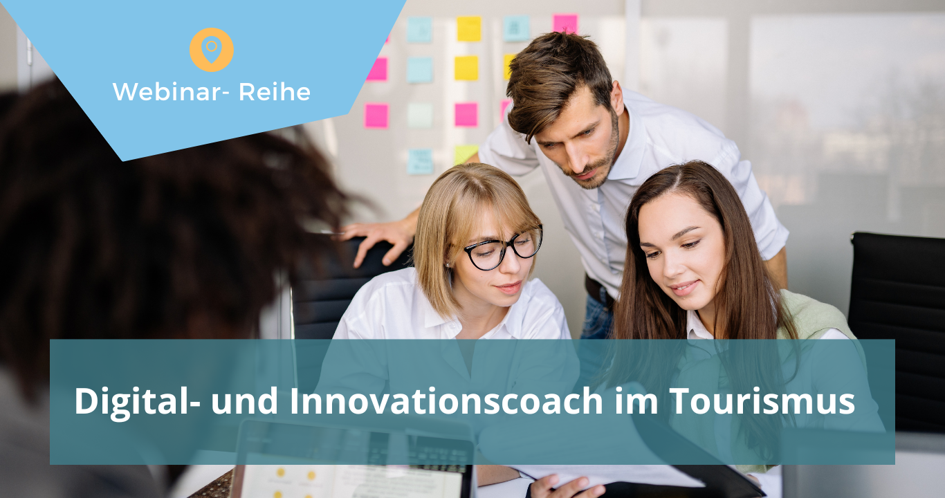 Drei Personen beugen sich in einer Coaching-Situation über Arbeitsmaterialien