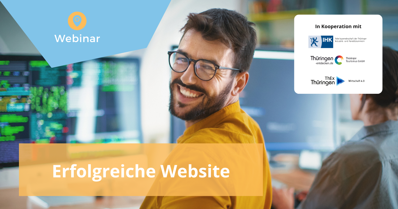 Fröhlicher Mann vor einem Gebäude. Text: "Erfolgreiche Website", Webinar