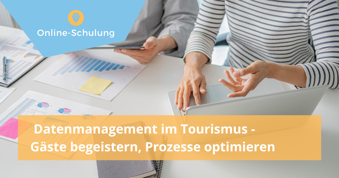 Hände von mehreren Menschen auf einer Schreibtischplatte: TITEL: Datenmanagement im Tourismus