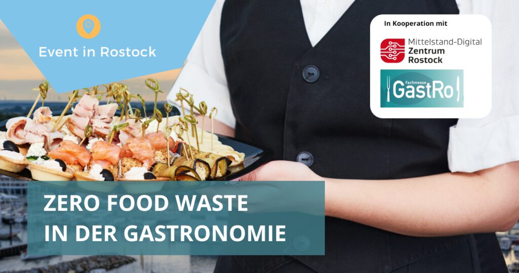 Oberkörper eines Kellners, trägt ein Tablett mit leckeren Spießchen, im Hintergrund Hafen der Stadt Rostock