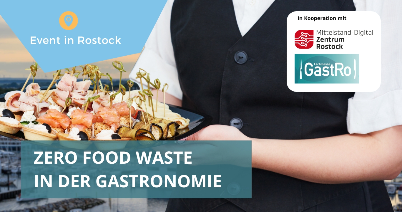 Oberkörper eines Kellners, trägt ein Tablett mit leckeren Spießchen, im Hintergrund Hafen der Stadt Rostock