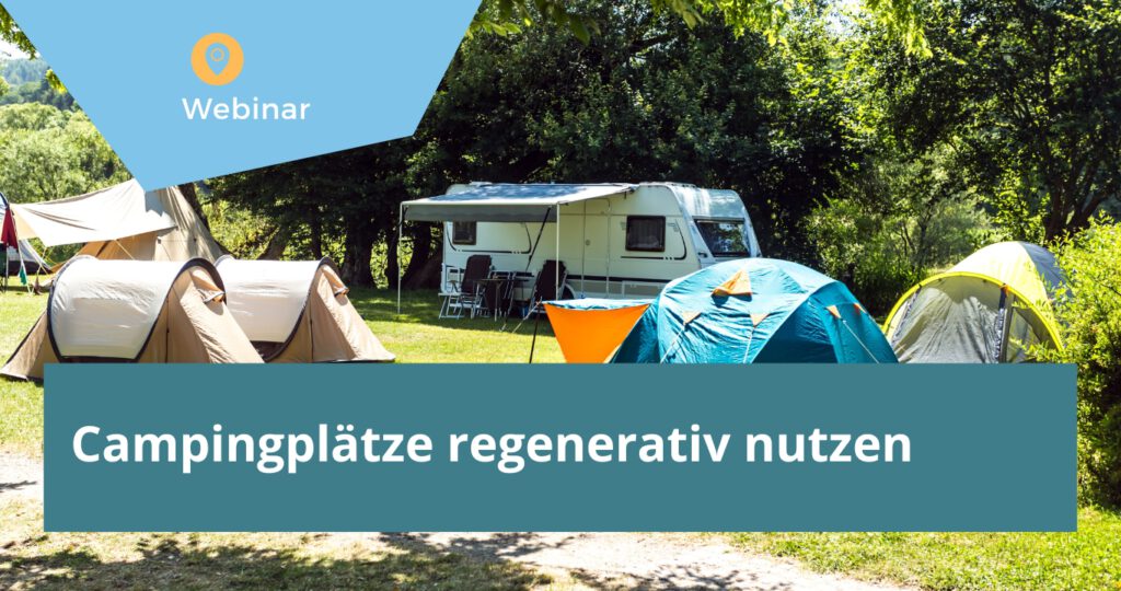 Schöner Campingplatz vor einem Berg. Text: Campingplätze regenerativ nutzen
