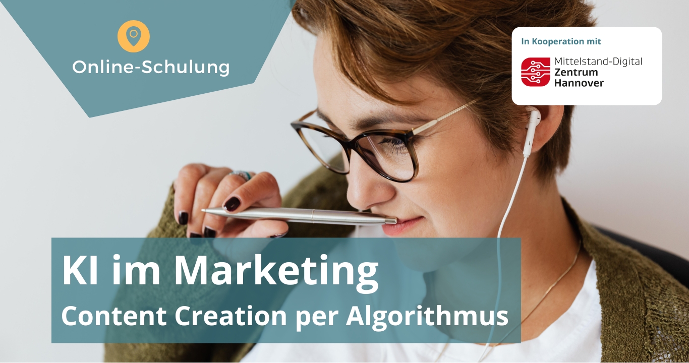 Frau mit Brille hat nachdenklich einen Stift im Mund