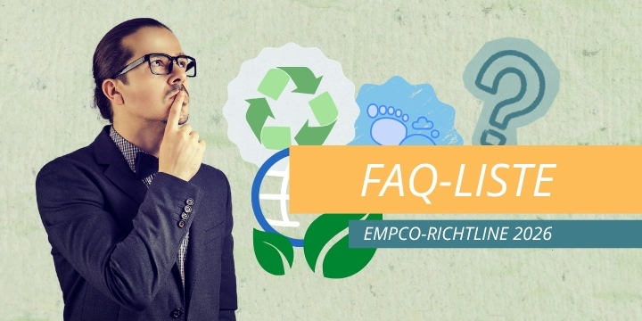 itelgrafAik zur FAQ-Liste der EmpCo-Richtlinie 2026: Eine Person im Anzug mit Brille steht links vor einem hellen Hintergrund. Rechts sind Symbole für Nachhaltigkeit und Informationen zu sehen, darunter ein Recyclingzeichen, ein Fußabdruck, ein Globus mit Blättern und ein Fragezeichen. Darüber liegt ein orangefarbener Banner mit der Aufschrift „FAQ-LISTE“ sowie der Untertitel „EMPCO-RICHTLINIE 2026“.
