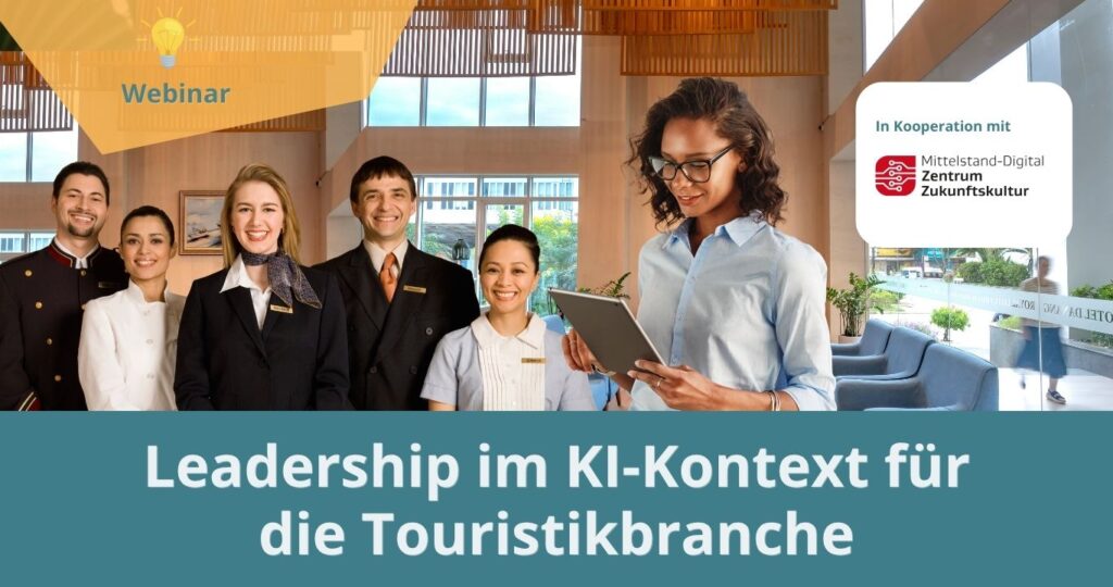 Werbegrafik für ein Webinar zum Thema „Leadership im KI-Kontext für die Touristikbranche“. In einer modernen Hotellobby steht eine Person mit Tablet im Vordergrund, daneben eine Gruppe von Beschäftigten aus dem Gastgewerbe. Im Bild sind die Hinweise „Webinar“ sowie „In Kooperation mit Mittelstand-Digital Zentrum Zukunftskultur“ zu sehen.